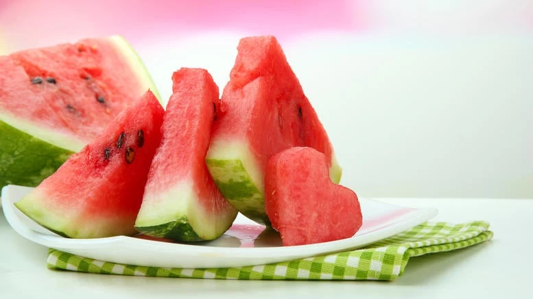 Καρπούζι: Πόσες θερμίδες έχει το διάσημο φρούτο του καλοκαιριού και από ποιες ασθένειες προστατεύει